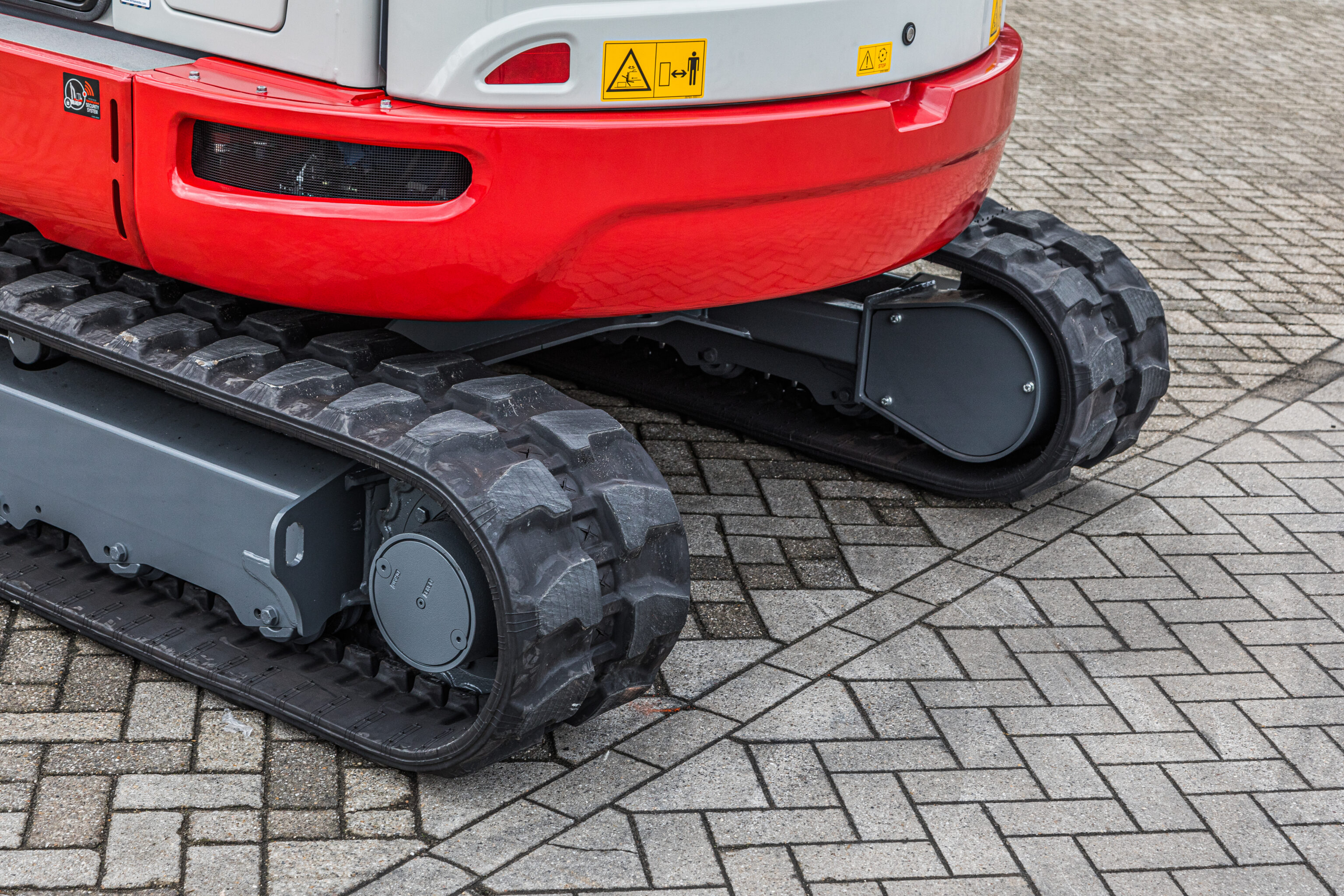 Takeuchi TB257FR graafmachine short pitch rubbertracks met drie flenzen