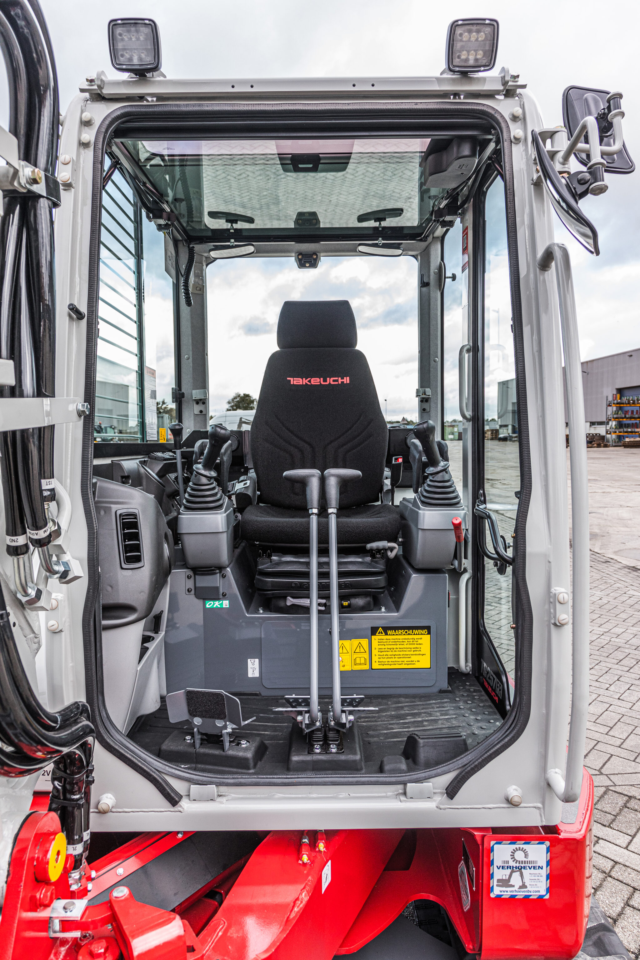 Takeuchi TB257FR graafmachine zeer ruime cabine met hoge zitpositie