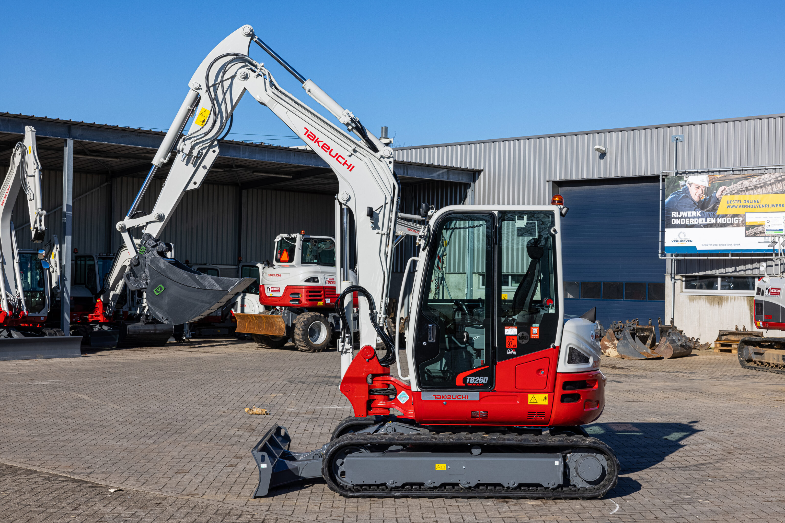 Takeuchi TB260 : cabine spacieuse avec vitres plates