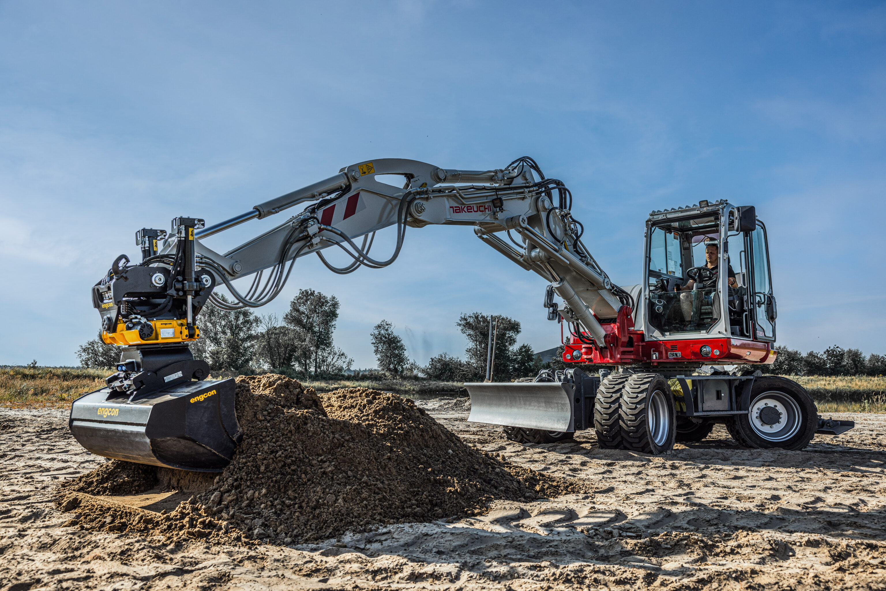 Takeuchi tb395w schept een berg zand