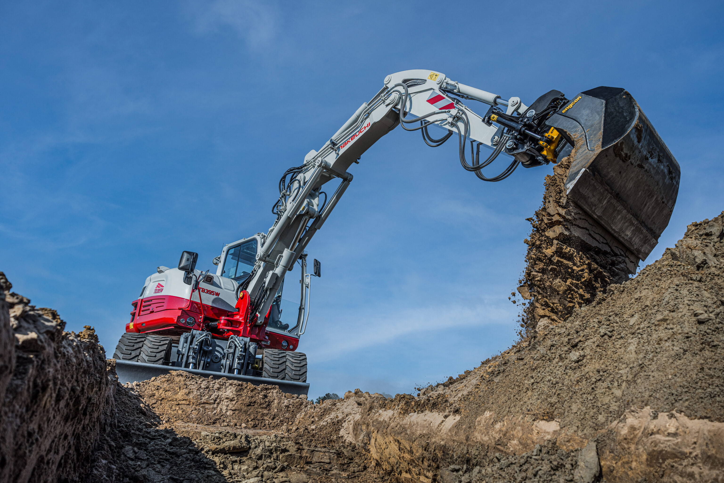 takeuchi tb 395w verplaatst grond via een graafbak