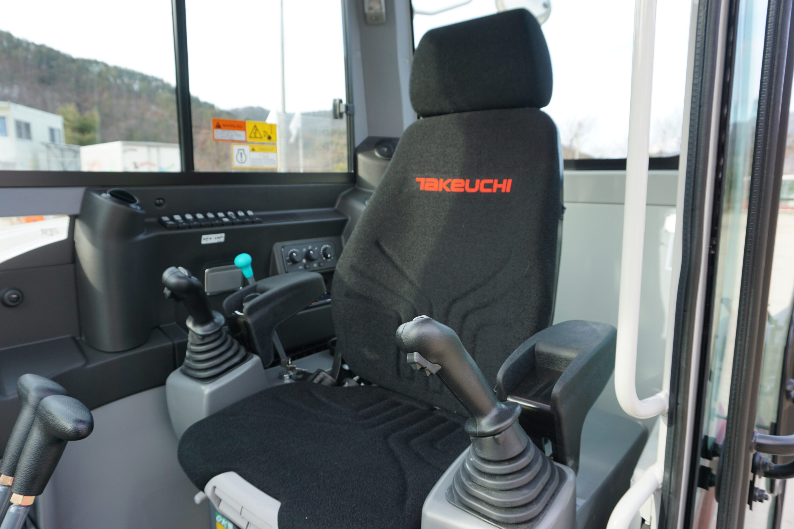 Interieurfoto van een Takeuchi tb290-2