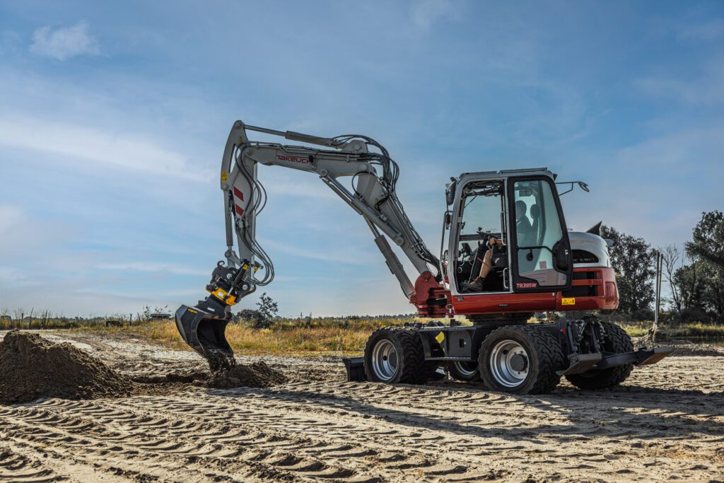 Takeuchi grondzet graafmachine die een stuk grond aan het saneren is