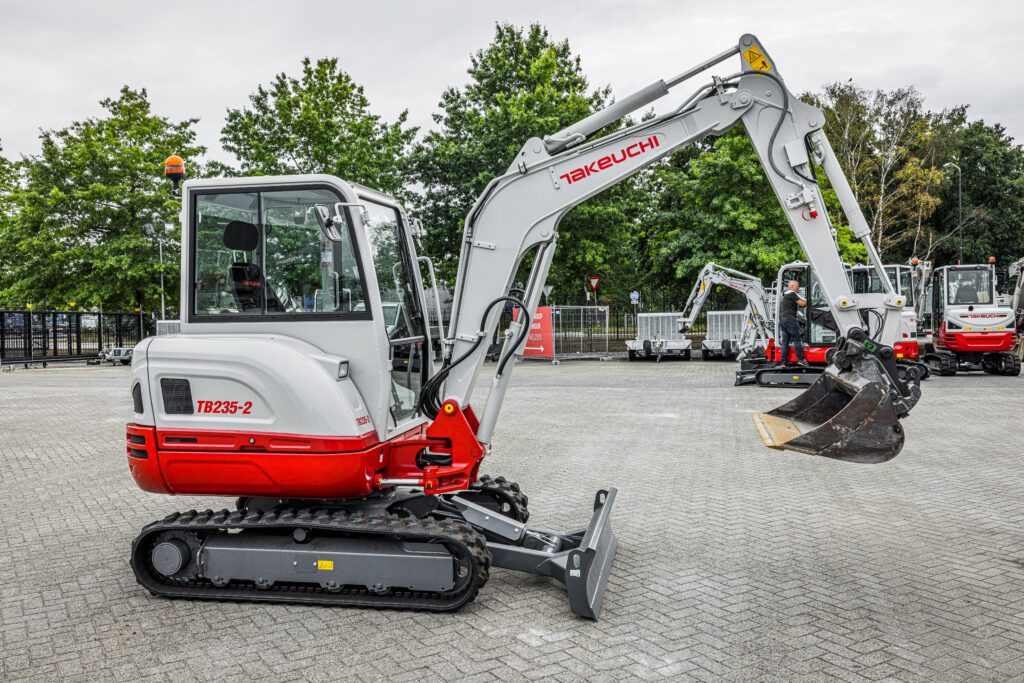Takeuchi TB235-2 zijaanzicht