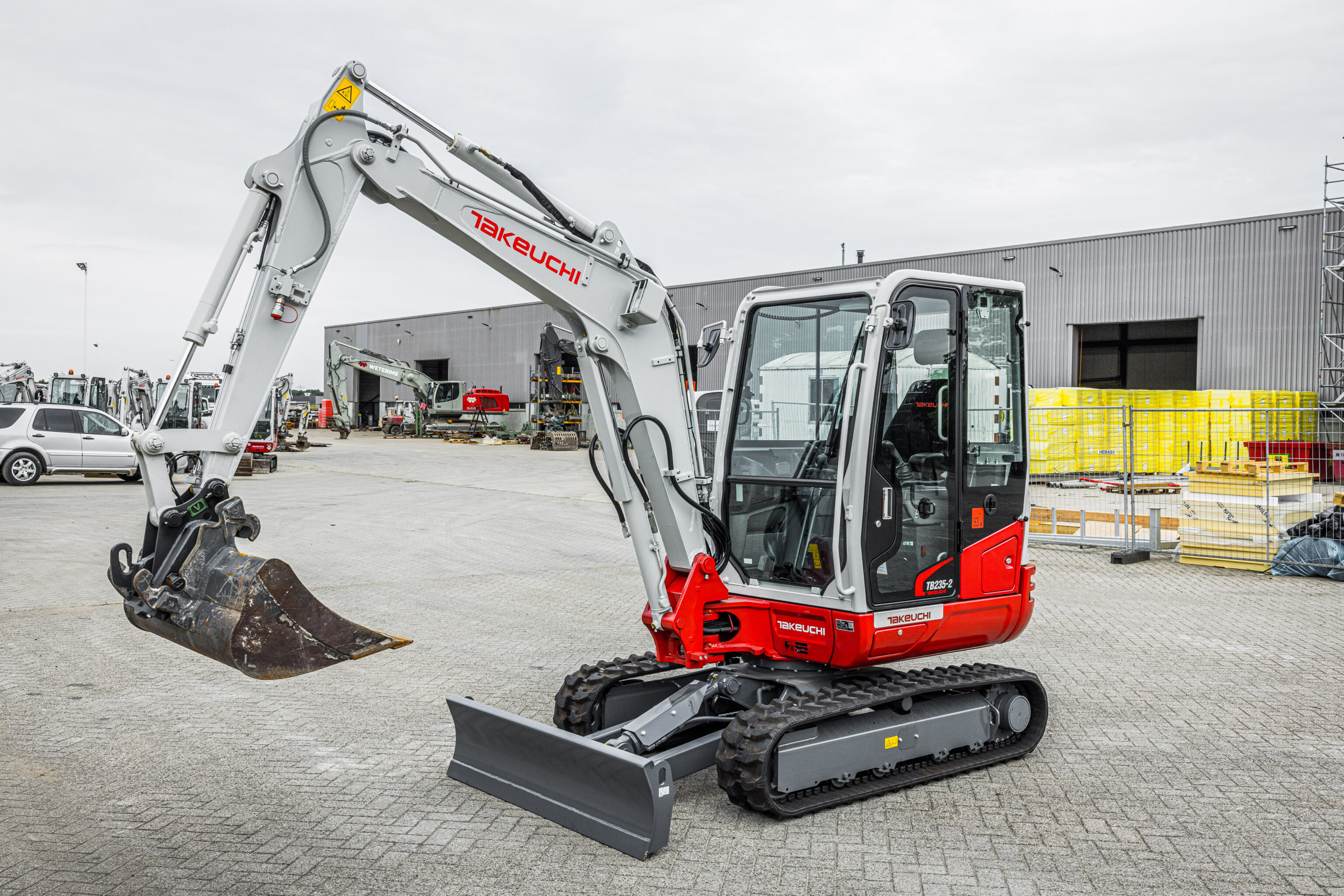 La minipelle Takeuchi TB235-2 sur un chantier sans opérateur