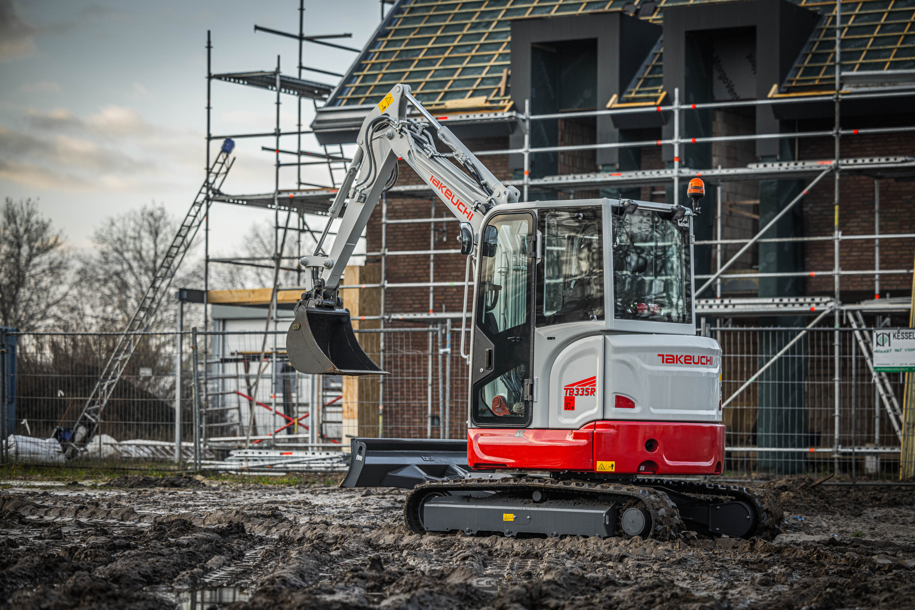 De Takeuchi TB335R op een bouwplaats aan het werk