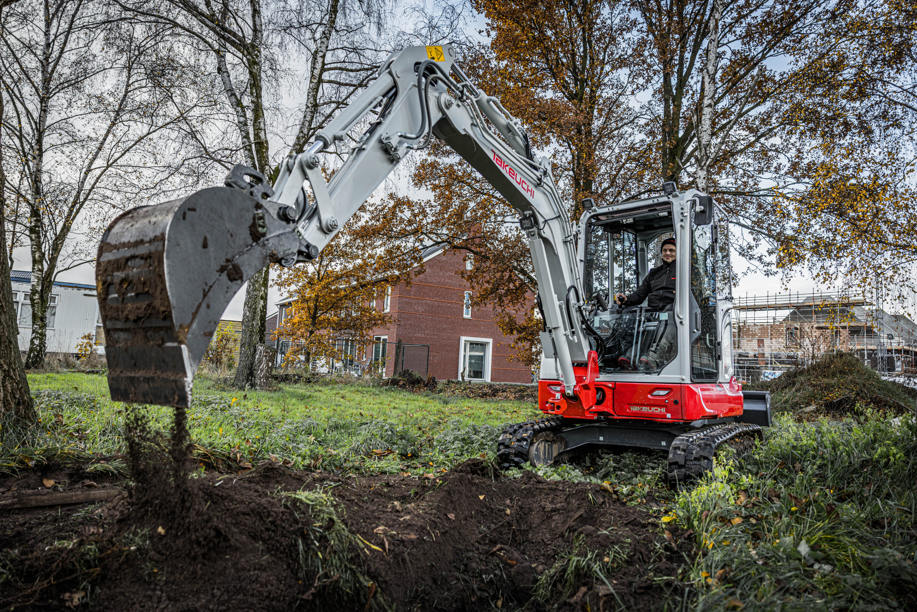 Takeuchi TB335R binnendraaier graafmachine bezig tijdens graafwerkzaamheden
