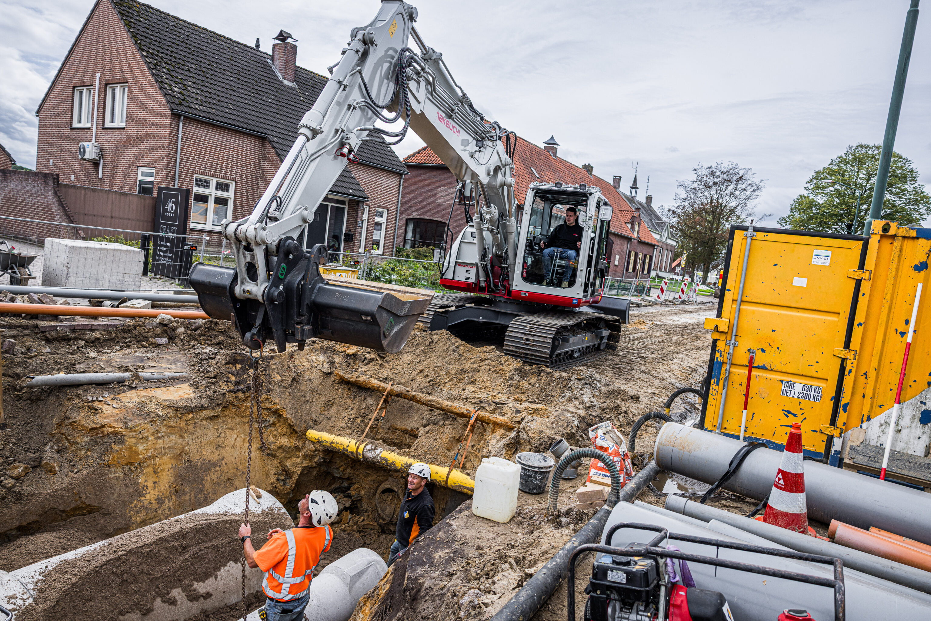 TB3150R two piece boom bezig met vervangen van rioleringsbuizen