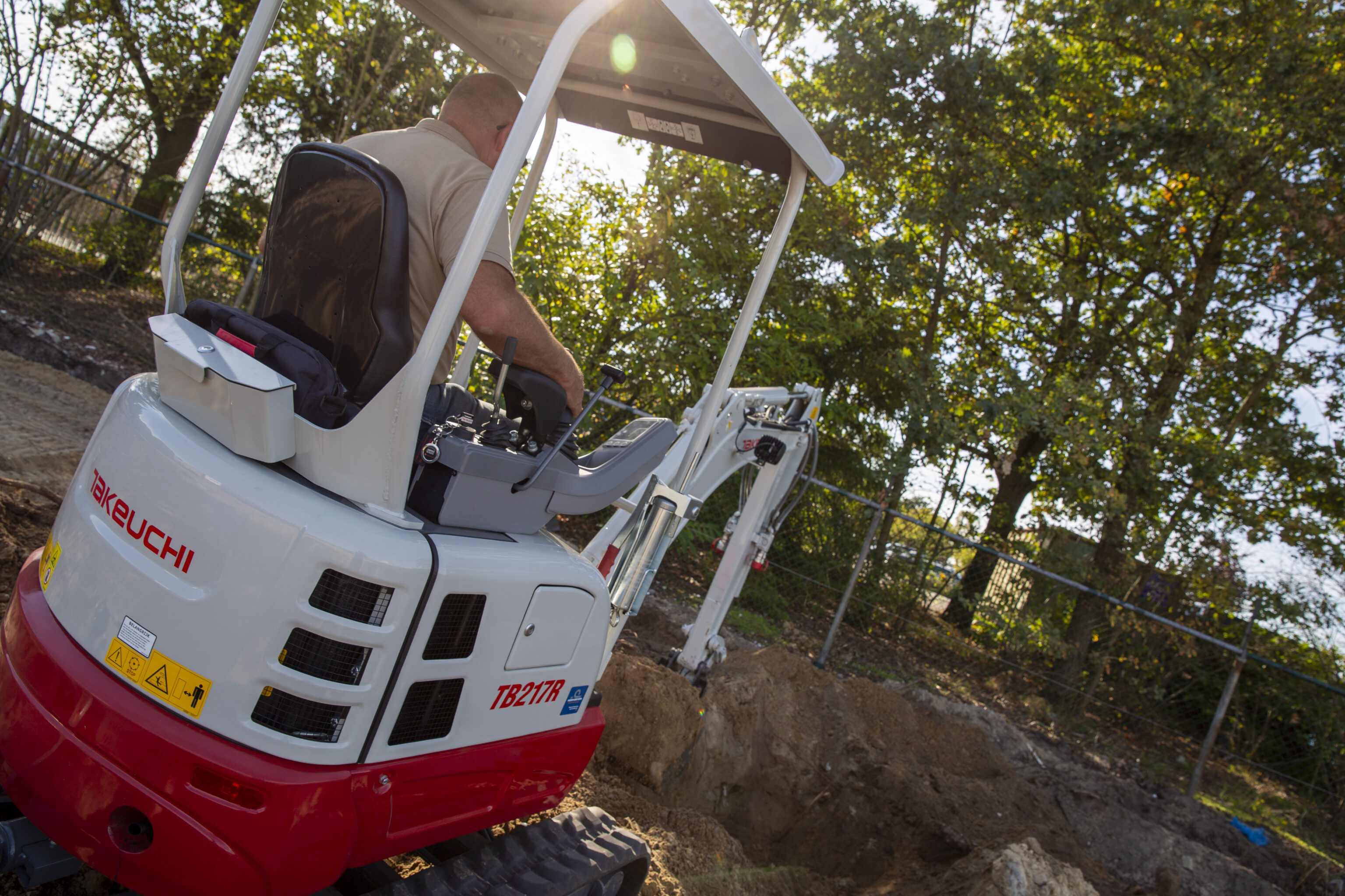 Achterzijde van een Takeuchi TB217R minigraver