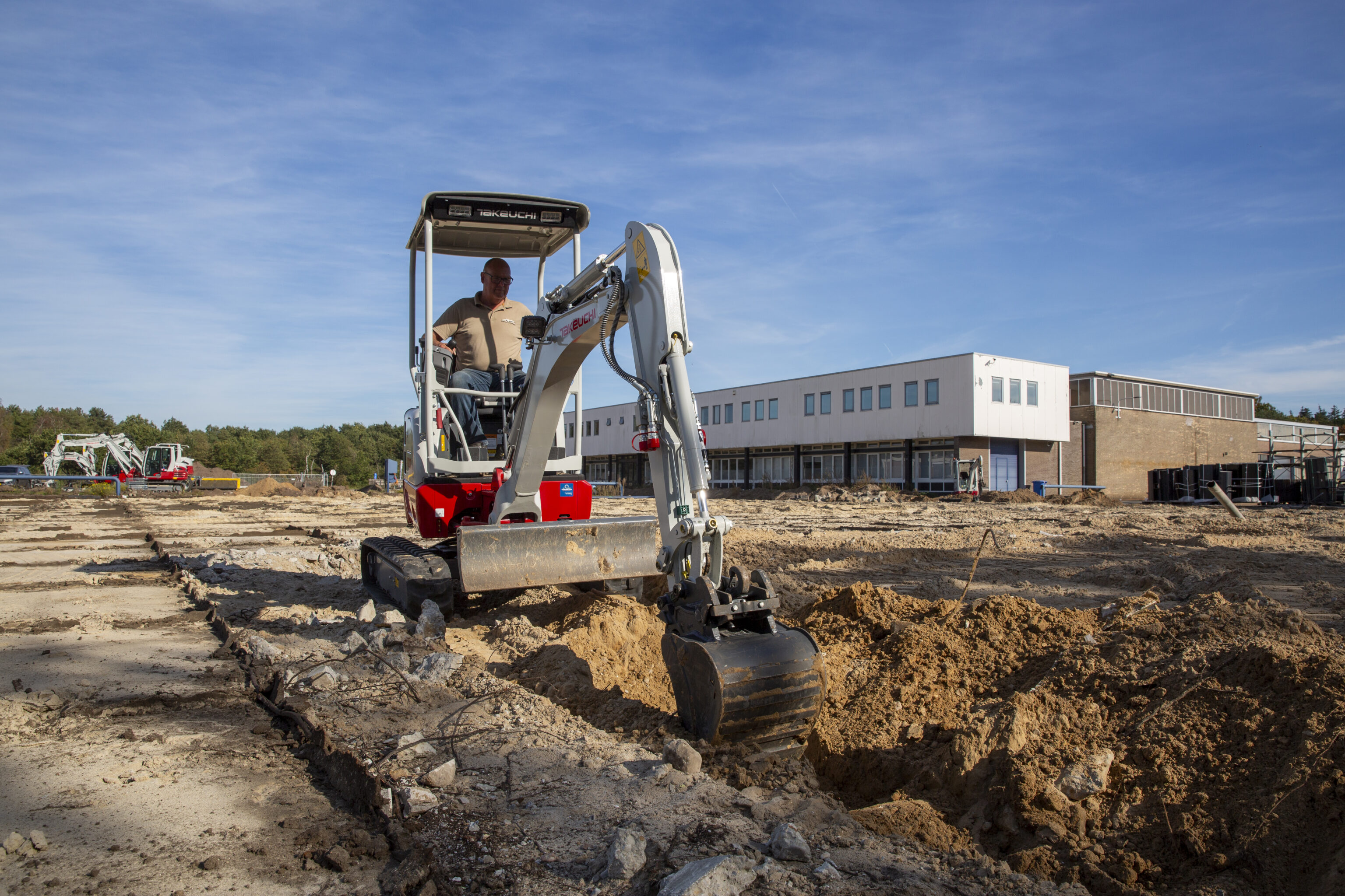 Takeuchi TB217R graaft een geul