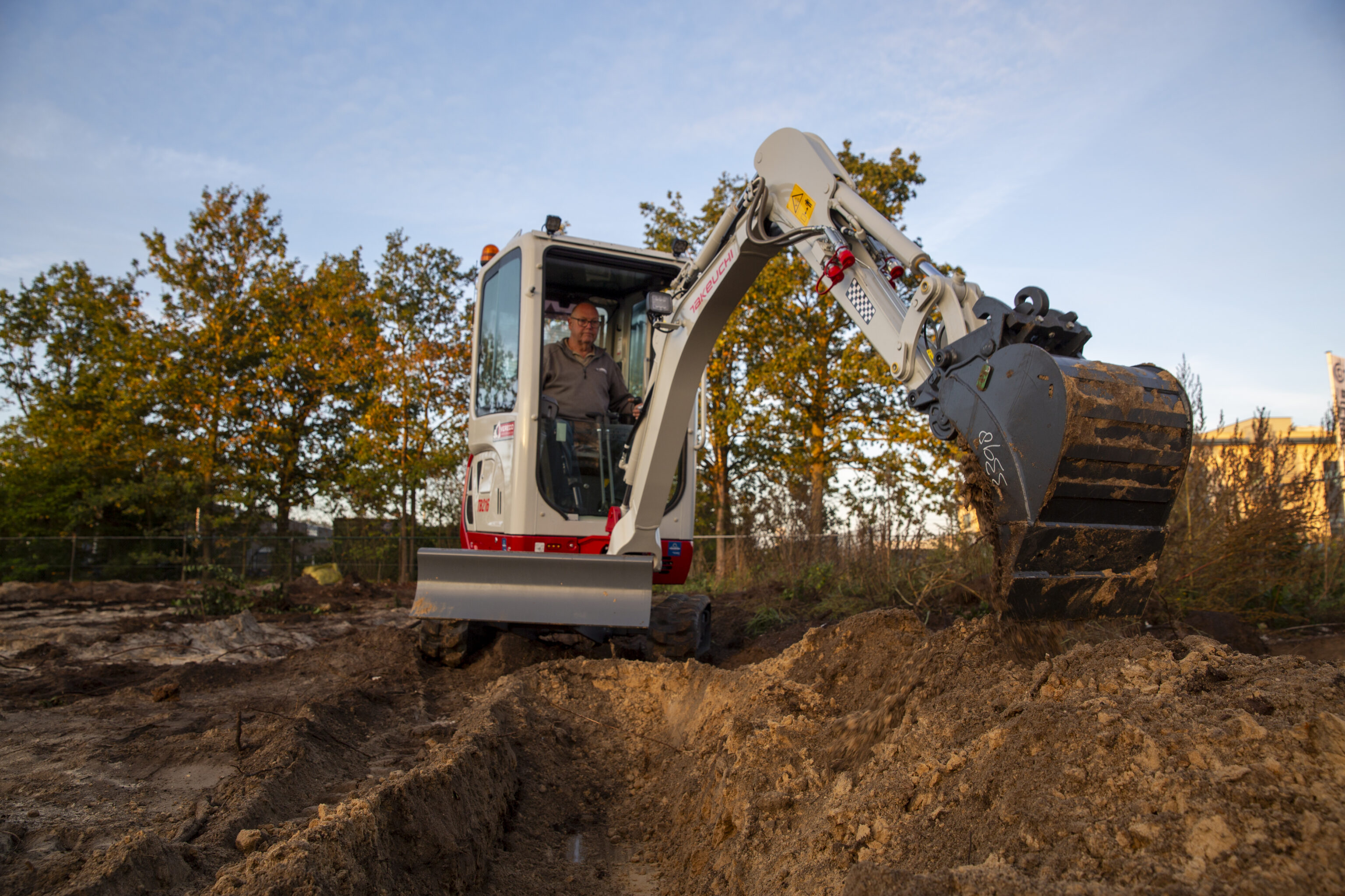 Takeuchi TB216 graafmachine graaft sleuf