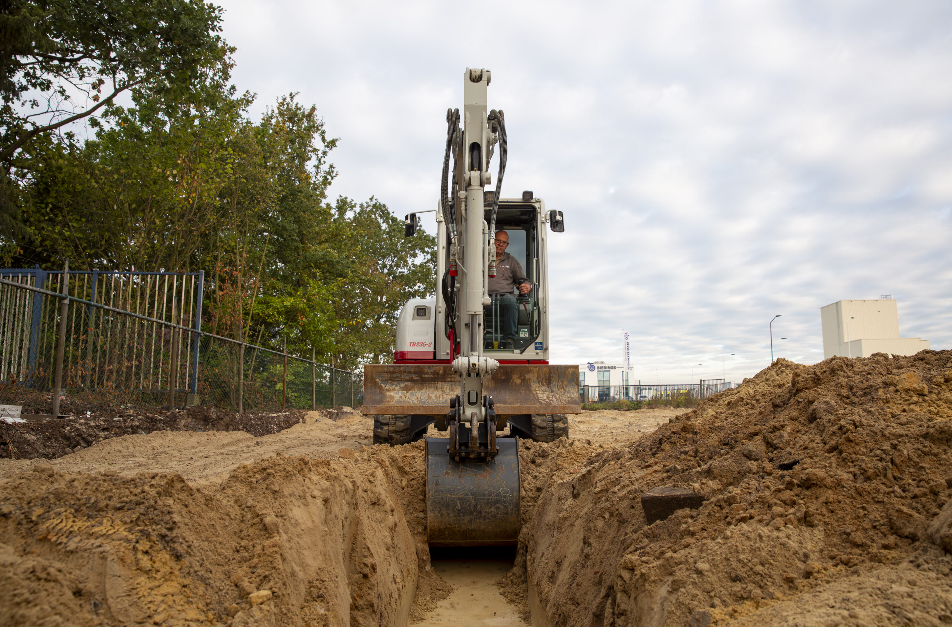 Takeuchi TB235-2 graafmachine graaft sleuf