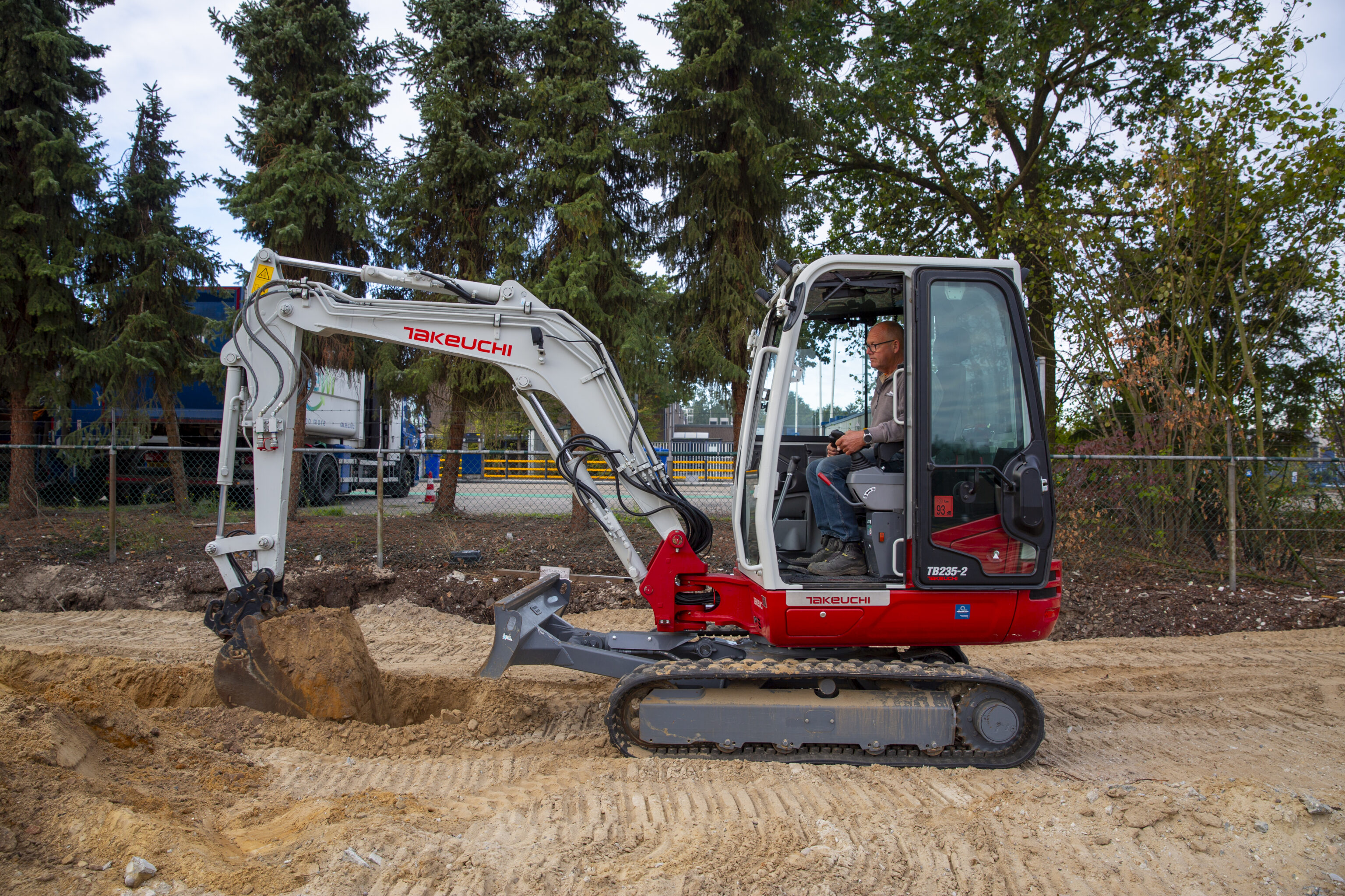Takeuchi TB235-2 minigraver van de zijkant