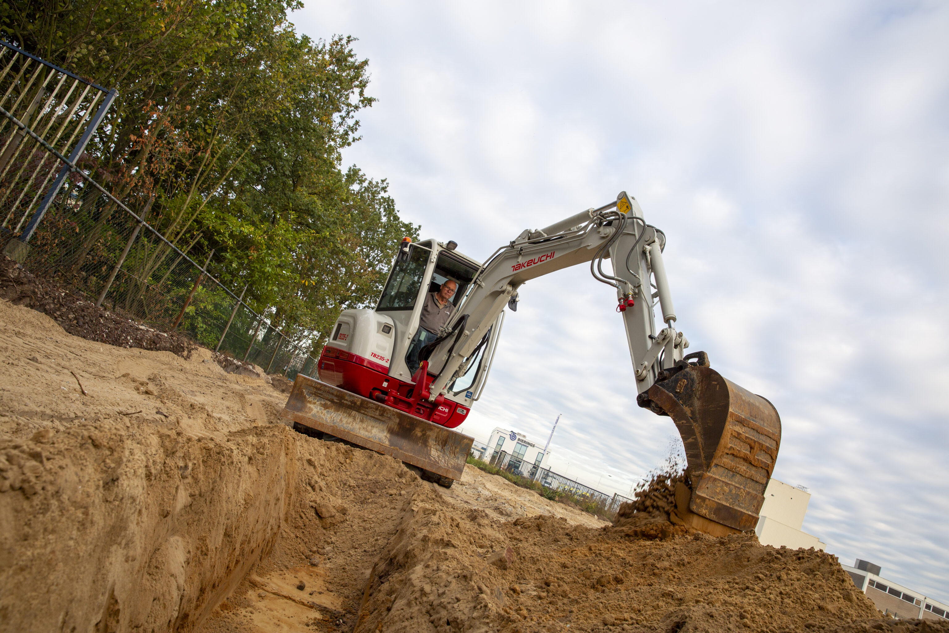 Takeuchi TB235-2 dumpt zand